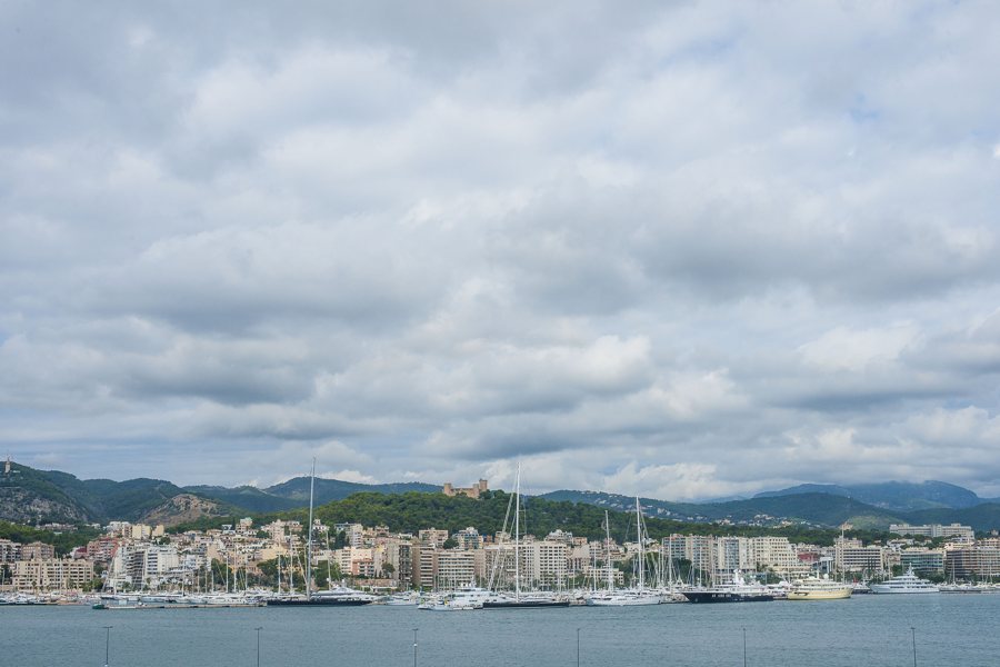 Yates en un puerto de la costa de Mallorca